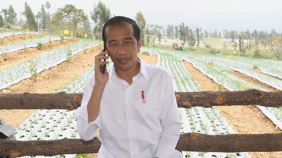 Jokowi menyempatkan diri untuk melakukan dialog dengan para petani di sebuah saung di Desa Bansari/Rusman - Biro Pers Sekretariat Presiden/ Foto: Rusman - Biro Pers Sekretariat Presiden
