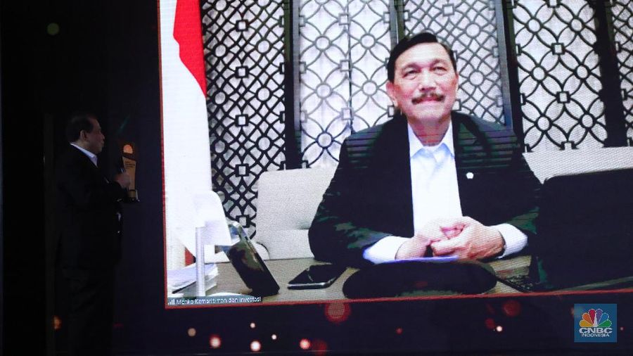 Luhut Binsar Panjaitan mendapatkan penghargaan sebagai The Best Minister dalam acara penghargaan CNBC Indonesia Award 2021. (CNBC Indonesia/ Tri Susilo)