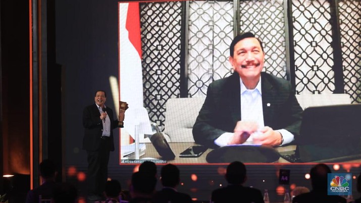 Luhut Binsar Panjaitan mendapatkan penghargaan sebagai The Best Minister dalam acara penghargaan CNBC Indonesia Award 2021. (CNBC Indonesia/ Muhammad Sabki)