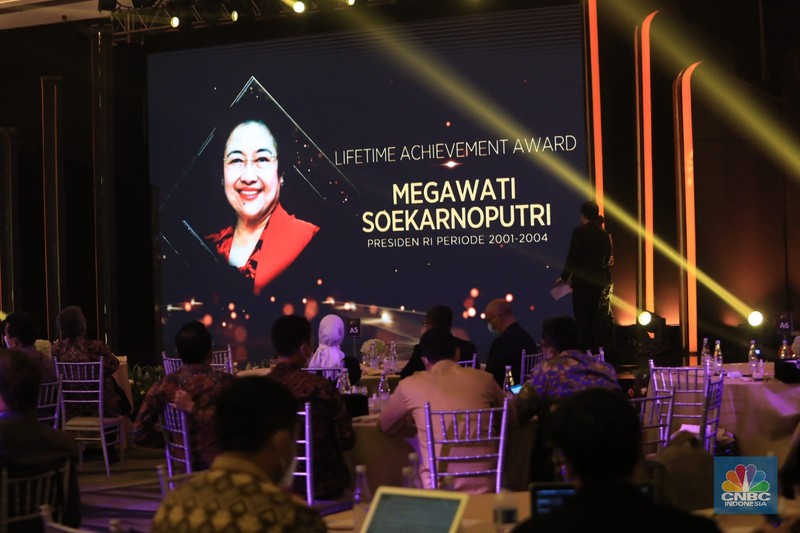 PT. Ajaib Sekuritas Asia terpilih menjadi pemenang penghargaan kategori The Best Retail Brokerage Firm dalam acara penghargaan CNBC Indonesia Award 2021. (CNBC Indonesia/ Tri Susilo)