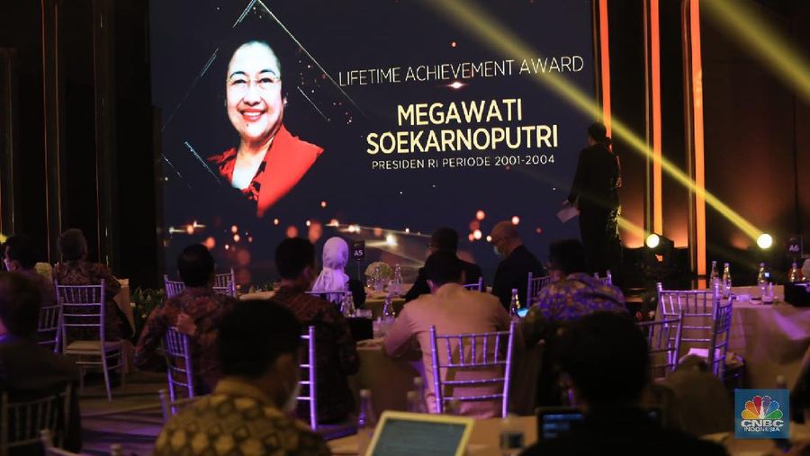 PT. Ajaib Sekuritas Asia terpilih menjadi pemenang penghargaan kategori The Best Retail Brokerage Firm dalam acara penghargaan CNBC Indonesia Award 2021. (CNBC Indonesia/ Tri Susilo)