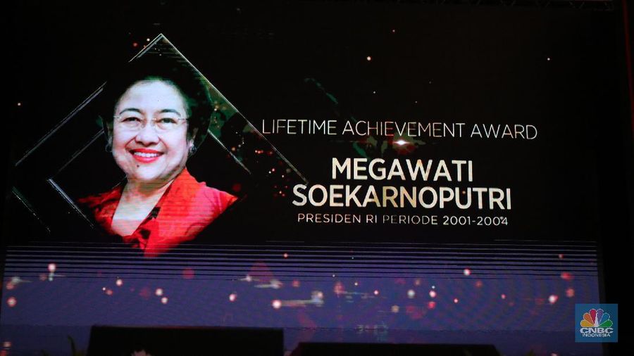 Megawati Soekarnoputri mendapatkan penghargaan sebagai Lifetime Achievment dalam acara penghargaan CNBC Indonesia Award 2021. (CNBC Indonesia/ Tri Susilo)