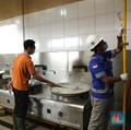 Karyawan melakukan pengecekan tabung Gaslink disalah satu rumah makan di Jakarta, Selasa (14/12/2021). PT Gagas Energi Indonesia (Gagas) memperkenalkan kembali Gaslink C-Cyl dengan kemasan yang lebih fresh, Gaslink C-cyl adalah Compressed Natural Gas