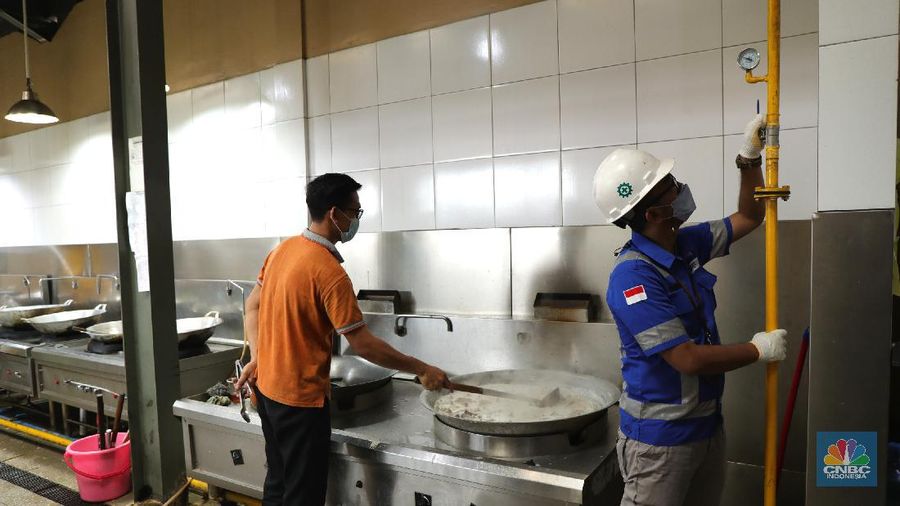 Karyawan melakukan pengecekan tabung Gaslink disalah satu rumah makan di Jakarta, Selasa (14/12/2021). PT Gagas Energi Indonesia (Gagas) memperkenalkan kembali Gaslink C-Cyl dengan kemasan yang lebih fresh, Gaslink C-cyl adalah Compressed Natural Gas