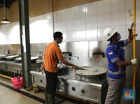 Karyawan melakukan pengecekan tabung Gaslink disalah satu rumah makan di Jakarta, Selasa (14/12/2021). PT Gagas Energi Indonesia (Gagas) memperkenalkan kembali Gaslink C-Cyl dengan kemasan yang lebih fresh, Gaslink C-cyl adalah Compressed Natural Gas