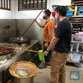 Karyawan melakukan pengecekan tabung Gaslink disalah satu rumah makan di Jakarta, Selasa (14/12/2021). PT Gagas Energi Indonesia (Gagas) memperkenalkan kembali Gaslink C-Cyl dengan kemasan yang lebih fresh, Gaslink C-cyl adalah Compressed Natural Gas