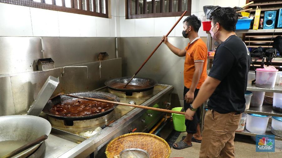 Karyawan melakukan pengecekan tabung Gaslink disalah satu rumah makan di Jakarta, Selasa (14/12/2021). PT Gagas Energi Indonesia (Gagas) memperkenalkan kembali Gaslink C-Cyl dengan kemasan yang lebih fresh, Gaslink C-cyl adalah Compressed Natural Gas