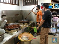 Karyawan melakukan pengecekan tabung Gaslink disalah satu rumah makan di Jakarta, Selasa (14/12/2021). PT Gagas Energi Indonesia (Gagas) memperkenalkan kembali Gaslink C-Cyl dengan kemasan yang lebih fresh, Gaslink C-cyl adalah Compressed Natural Gas