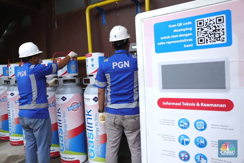 Karyawan melakukan pengecekan tabung Gaslink disalah satu rumah makan di Jakarta, Selasa (14/12/2021). PT Gagas Energi Indonesia (Gagas) memperkenalkan kembali Gaslink C-Cyl dengan kemasan yang lebih fresh, Gaslink C-cyl adalah Compressed Natural Gas (CNG) untuk pelanggan sektor industri dan komersial yang disalurkan menggunakan tabung dengan kapasitas 20-25 M3 atau setara dengan 20 Kg.  (CNBC Indonesia/ Tri Susilo)