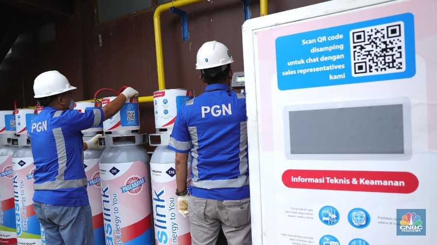Karyawan melakukan pengecekan tabung Gaslink disalah satu rumah makan di Jakarta, Selasa (14/12/2021). PT Gagas Energi Indonesia (Gagas) memperkenalkan kembali Gaslink C-Cyl dengan kemasan yang lebih fresh, Gaslink C-cyl adalah Compressed Natural Gas (CNG) untuk pelanggan sektor industri dan komersial yang disalurkan menggunakan tabung dengan kapasitas 20-25 M3 atau setara dengan 20 Kg.  (CNBC Indonesia/ Tri Susilo)