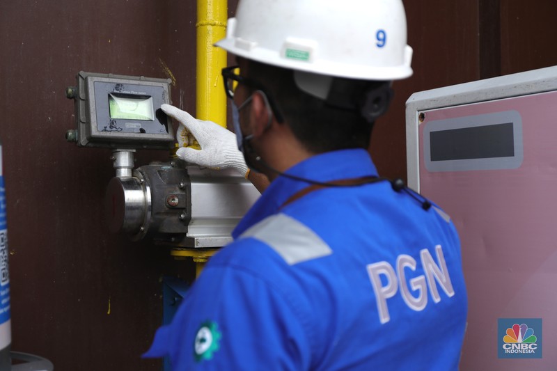 Karyawan melakukan pengecekan tabung Gaslink disalah satu rumah makan di Jakarta, Selasa (14/12/2021). PT Gagas Energi Indonesia (Gagas) memperkenalkan kembali Gaslink C-Cyl dengan kemasan yang lebih fresh, Gaslink C-cyl adalah Compressed Natural Gas (CNG) untuk pelanggan sektor industri dan komersial yang disalurkan menggunakan tabung dengan kapasitas 20-25 M3 atau setara dengan 20 Kg.  (CNBC Indonesia/ Tri Susilo)