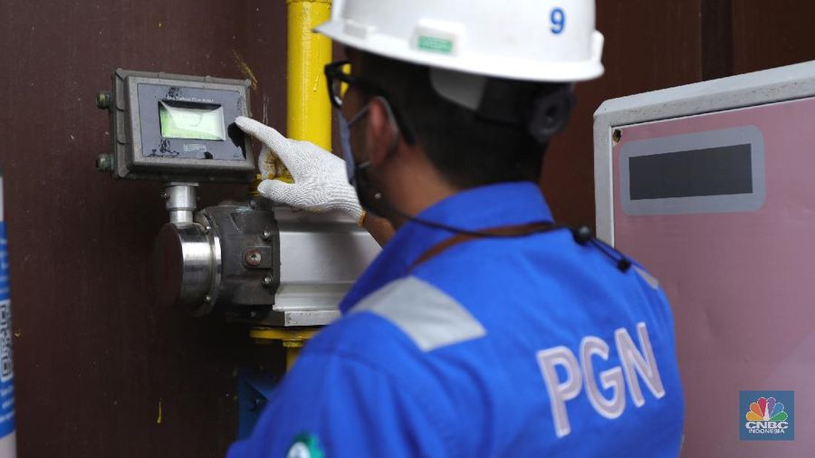 Karyawan melakukan pengecekan tabung Gaslink disalah satu rumah makan di Jakarta, Selasa (14/12/2021). PT Gagas Energi Indonesia (Gagas) memperkenalkan kembali Gaslink C-Cyl dengan kemasan yang lebih fresh, Gaslink C-cyl adalah Compressed Natural Gas (CNG) untuk pelanggan sektor industri dan komersial yang disalurkan menggunakan tabung dengan kapasitas 20-25 M3 atau setara dengan 20 Kg.  (CNBC Indonesia/ Tri Susilo)