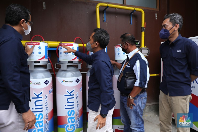 PGN Gaslink Karyawan melakukan pengecekan tabung Gaslink disalah satu rumah makan di Jakarta, Selasa (14/12/2021). PT Gagas Energi Indonesia (Gagas) memperkenalkan kembali Gaslink C-Cyl dengan kemasan yang lebih fresh, Gaslink C-cyl adalah Compressed Natural Gas (CNG) untuk pelanggan sektor industri dan komersial yang disalurkan menggunakan tabung dengan kapasitas 20-25 M3 atau setara dengan 20 Kg. (CNBC Indonesia/ Tri Susilo)