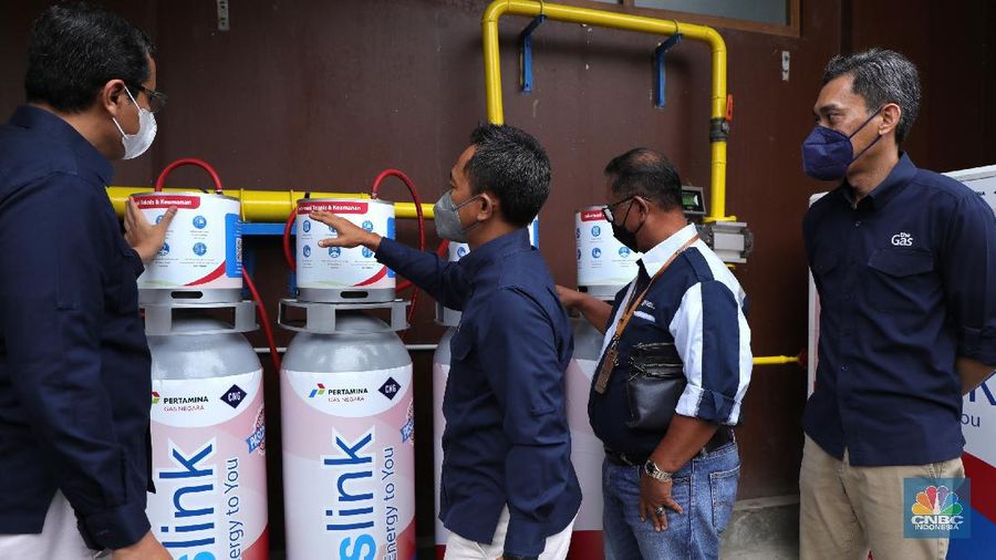 Karyawan melakukan pengecekan tabung Gaslink disalah satu rumah makan di Jakarta, Selasa (14/12/2021). PT Gagas Energi Indonesia (Gagas) memperkenalkan kembali Gaslink C-Cyl dengan kemasan yang lebih fresh, Gaslink C-cyl adalah Compressed Natural Gas (CNG) untuk pelanggan sektor industri dan komersial yang disalurkan menggunakan tabung dengan kapasitas 20-25 M3 atau setara dengan 20 Kg.  (CNBC Indonesia/ Tri Susilo)