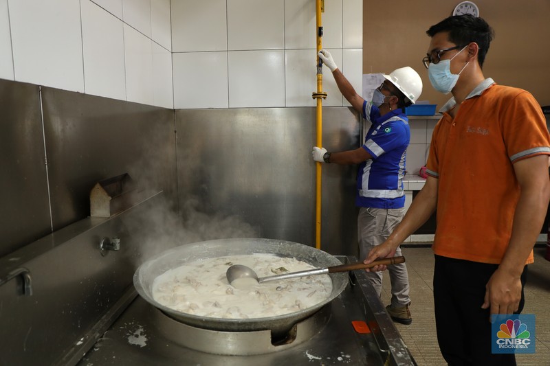 Karyawan melakukan pengecekan tabung Gaslink disalah satu rumah makan di Jakarta, Selasa (14/12/2021). PT Gagas Energi Indonesia (Gagas) memperkenalkan kembali Gaslink C-Cyl dengan kemasan yang lebih fresh, Gaslink C-cyl adalah Compressed Natural Gas (CNG) untuk pelanggan sektor industri dan komersial yang disalurkan menggunakan tabung dengan kapasitas 20-25 M3 atau setara dengan 20 Kg.  (CNBC Indonesia/ Tri Susilo)