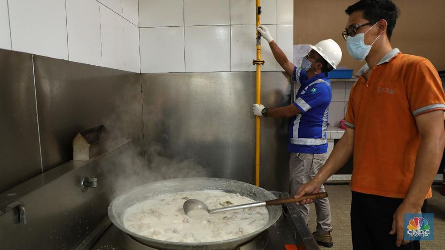 Karyawan melakukan pengecekan tabung Gaslink disalah satu rumah makan di Jakarta, Selasa (14/12/2021). PT Gagas Energi Indonesia (Gagas) memperkenalkan kembali Gaslink C-Cyl dengan kemasan yang lebih fresh, Gaslink C-cyl adalah Compressed Natural Gas (CNG) untuk pelanggan sektor industri dan komersial yang disalurkan menggunakan tabung dengan kapasitas 20-25 M3 atau setara dengan 20 Kg.  (CNBC Indonesia/ Tri Susilo)