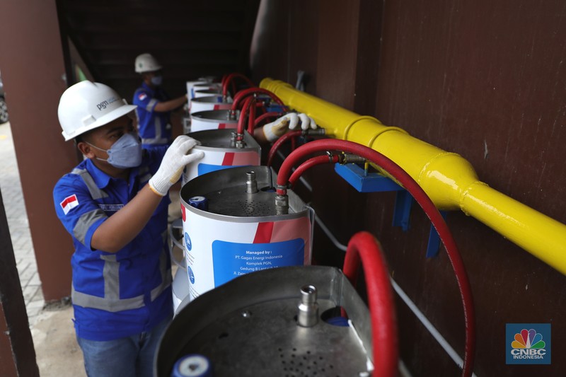 PGN Gaslink Karyawan melakukan pengecekan tabung Gaslink disalah satu rumah makan di Jakarta, Selasa (14/12/2021). PT Gagas Energi Indonesia (Gagas) memperkenalkan kembali Gaslink C-Cyl dengan kemasan yang lebih fresh, Gaslink C-cyl adalah Compressed Natural Gas (CNG) untuk pelanggan sektor industri dan komersial yang disalurkan menggunakan tabung dengan kapasitas 20-25 M3 atau setara dengan 20 Kg. (CNBC Indonesia/ Tri Susilo)