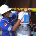 Karyawan melakukan pengecekan tabung Gaslink disalah satu rumah makan di Jakarta, Selasa (14/12/2021). PT Gagas Energi Indonesia (Gagas) memperkenalkan kembali Gaslink C-Cyl dengan kemasan yang lebih fresh, Gaslink C-cyl adalah Compressed Natural Gas