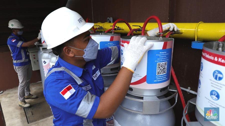 Karyawan melakukan pengecekan tabung Gaslink disalah satu rumah makan di Jakarta, Selasa (14/12/2021). PT Gagas Energi Indonesia (Gagas) memperkenalkan kembali Gaslink C-Cyl dengan kemasan yang lebih fresh, Gaslink C-cyl adalah Compressed Natural Gas