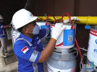 Karyawan melakukan pengecekan tabung Gaslink disalah satu rumah makan di Jakarta, Selasa (14/12/2021). PT Gagas Energi Indonesia (Gagas) memperkenalkan kembali Gaslink C-Cyl dengan kemasan yang lebih fresh, Gaslink C-cyl adalah Compressed Natural Gas