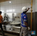 Karyawan melakukan pengecekan tabung Gaslink disalah satu rumah makan di Jakarta, Selasa (14/12/2021). PT Gagas Energi Indonesia (Gagas) memperkenalkan kembali Gaslink C-Cyl dengan kemasan yang lebih fresh, Gaslink C-cyl adalah Compressed Natural Gas
