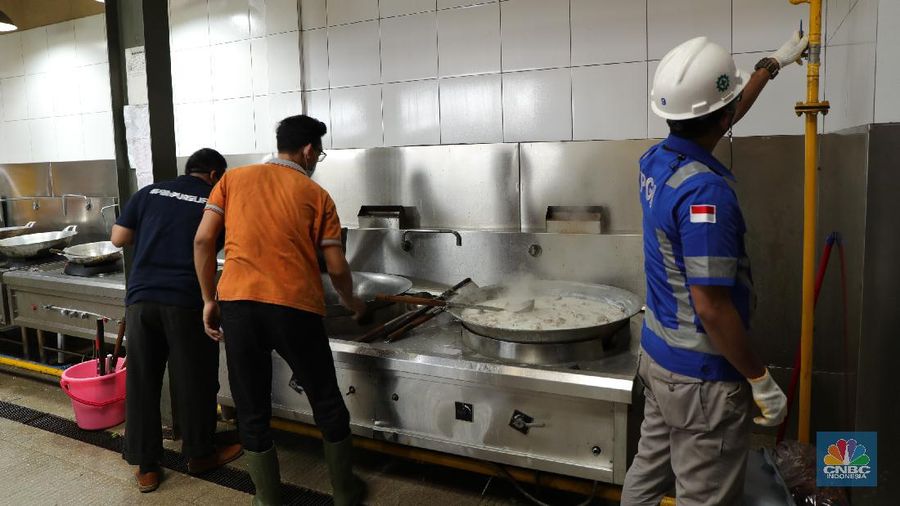 Karyawan melakukan pengecekan tabung Gaslink disalah satu rumah makan di Jakarta, Selasa (14/12/2021). PT Gagas Energi Indonesia (Gagas) memperkenalkan kembali Gaslink C-Cyl dengan kemasan yang lebih fresh, Gaslink C-cyl adalah Compressed Natural Gas