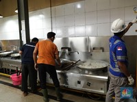 Karyawan melakukan pengecekan tabung Gaslink disalah satu rumah makan di Jakarta, Selasa (14/12/2021). PT Gagas Energi Indonesia (Gagas) memperkenalkan kembali Gaslink C-Cyl dengan kemasan yang lebih fresh, Gaslink C-cyl adalah Compressed Natural Gas