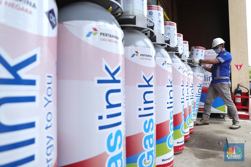 Karyawan melakukan pengecekan tabung Gaslink disalah satu rumah makan di Jakarta, Selasa (14/12/2021). PT Gagas Energi Indonesia (Gagas) memperkenalkan kembali Gaslink C-Cyl dengan kemasan yang lebih fresh, Gaslink C-cyl adalah Compressed Natural Gas (CNG) untuk pelanggan sektor industri dan komersial yang disalurkan menggunakan tabung dengan kapasitas 20-25 M3 atau setara dengan 20 Kg.  (CNBC Indonesia/ Tri Susilo)