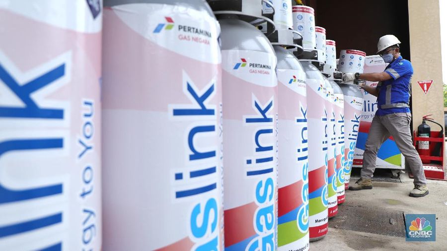 Karyawan melakukan pengecekan tabung Gaslink disalah satu rumah makan di Jakarta, Selasa (14/12/2021). PT Gagas Energi Indonesia (Gagas) memperkenalkan kembali Gaslink C-Cyl dengan kemasan yang lebih fresh, Gaslink C-cyl adalah Compressed Natural Gas (CNG) untuk pelanggan sektor industri dan komersial yang disalurkan menggunakan tabung dengan kapasitas 20-25 M3 atau setara dengan 20 Kg.  (CNBC Indonesia/ Tri Susilo)