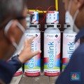 Karyawan melakukan pengecekan tabung Gaslink disalah satu rumah makan di Jakarta, Selasa (14/12/2021). PT Gagas Energi Indonesia (Gagas) memperkenalkan kembali Gaslink C-Cyl dengan kemasan yang lebih fresh, Gaslink C-cyl adalah Compressed Natural Gas