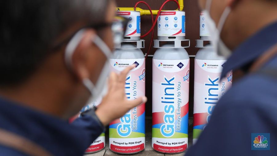 Karyawan melakukan pengecekan tabung Gaslink disalah satu rumah makan di Jakarta, Selasa (14/12/2021). PT Gagas Energi Indonesia (Gagas) memperkenalkan kembali Gaslink C-Cyl dengan kemasan yang lebih fresh, Gaslink C-cyl adalah Compressed Natural Gas (CNG) untuk pelanggan sektor industri dan komersial yang disalurkan menggunakan tabung dengan kapasitas 20-25 M3 atau setara dengan 20 Kg.  (CNBC Indonesia/ Tri Susilo)