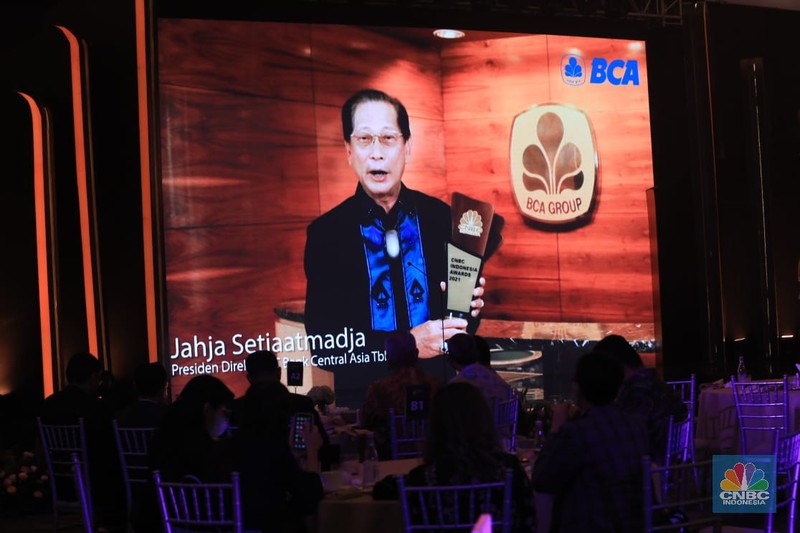 PT. Ajaib Sekuritas Asia terpilih menjadi pemenang penghargaan kategori The Best Retail Brokerage Firm dalam acara penghargaan CNBC Indonesia Award 2021. (CNBC Indonesia/ Tri Susilo)