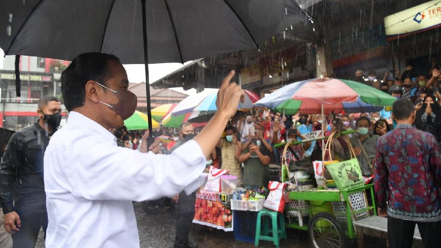 Presiden Joko Widodo beserta Ibu Negara Iriana Joko Widodo mengunjungi Pasar Kertek, Kabupaten Wonosobo, Provinsi Jawa Tengah, pada Selasa, 14 Desember 2021. (Biro Pers Sekretariat Presiden/ Rusman)