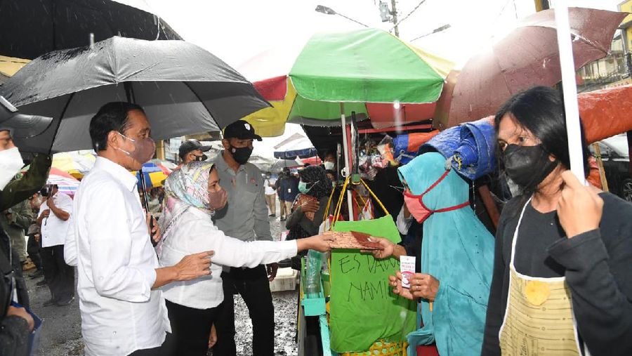 Presiden Joko Widodo beserta Ibu Negara Iriana Joko Widodo mengunjungi Pasar Kertek, Kabupaten Wonosobo, Provinsi Jawa Tengah, pada Selasa, 14 Desember 2021.  (Biro Pers Sekretariat Presiden/ Rusman)