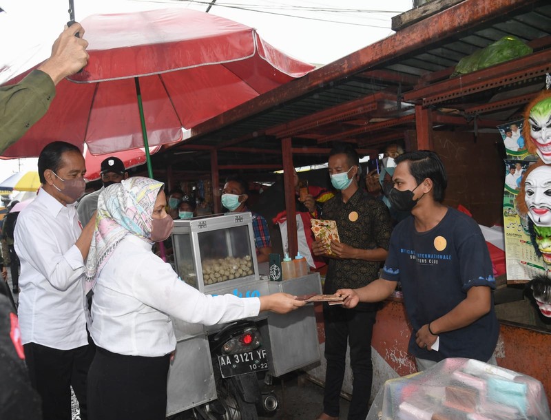 Presiden Joko Widodo beserta Ibu Negara Iriana Joko Widodo mengunjungi Pasar Kertek, Kabupaten Wonosobo, Provinsi Jawa Tengah, pada Selasa, 14 Desember 2021. Presiden Joko Widodo beserta Ibu Negara Iriana Joko Widodo mengunjungi Pasar Kertek, Kabupaten Wonosobo, Provinsi Jawa Tengah, pada Selasa, 14 Desember 2021. (Biro Pers Sekretariat Presiden/ Rusman)