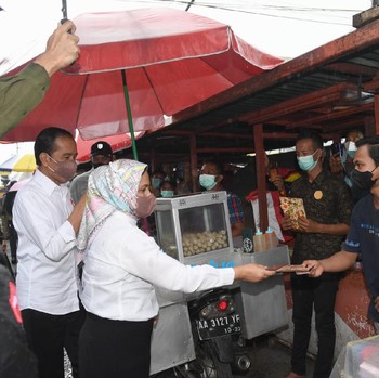 Diguyur Hujan Lebat, Jokowi & Iriana Bagi-bagi BLT ke PKL