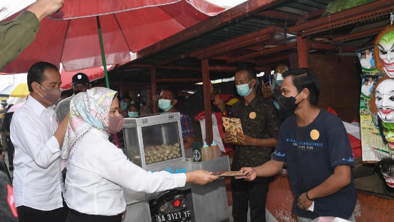 Presiden Joko Widodo beserta Ibu Negara Iriana Joko Widodo mengunjungi Pasar Kertek, Kabupaten Wonosobo, Provinsi Jawa Tengah, pada Selasa, 14 Desember 2021.  (Biro Pers Sekretariat Presiden/ Rusman)