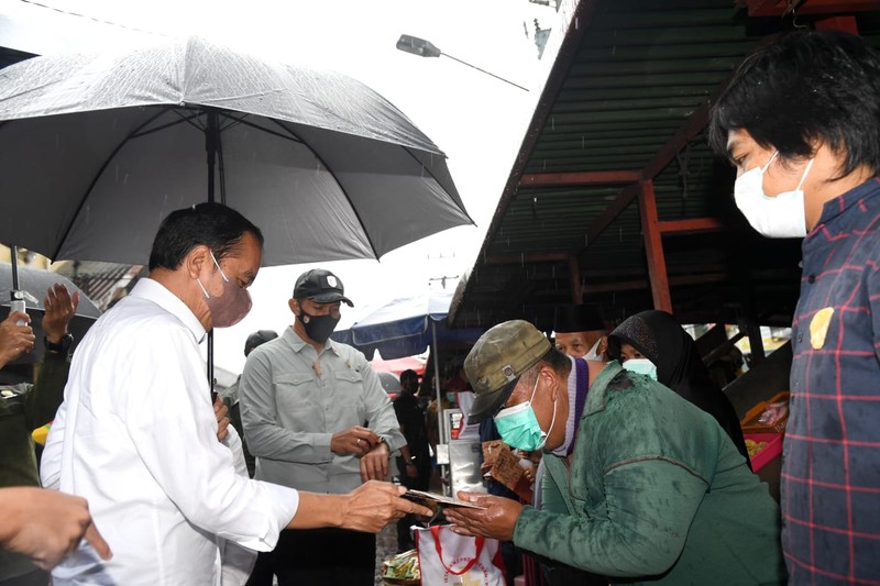 Presiden Joko Widodo beserta Ibu Negara Iriana Joko Widodo mengunjungi Pasar Kertek, Kabupaten Wonosobo, Provinsi Jawa Tengah, pada Selasa, 14 Desember 2021. Presiden Joko Widodo beserta Ibu Negara Iriana Joko Widodo mengunjungi Pasar Kertek, Kabupaten Wonosobo, Provinsi Jawa Tengah, pada Selasa, 14 Desember 2021. (Biro Pers Sekretariat Presiden/ Rusman)
