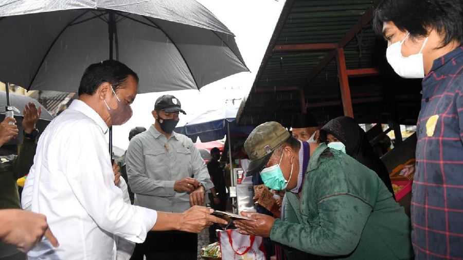 Presiden Joko Widodo beserta Ibu Negara Iriana Joko Widodo mengunjungi Pasar Kertek, Kabupaten Wonosobo, Provinsi Jawa Tengah, pada Selasa, 14 Desember 2021.  (Biro Pers Sekretariat Presiden/ Rusman)