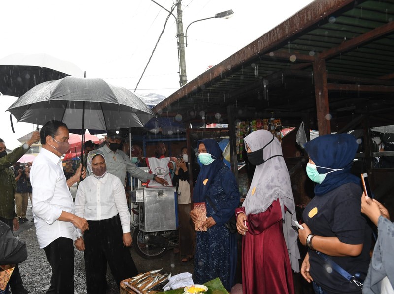 Presiden Joko Widodo beserta Ibu Negara Iriana Joko Widodo mengunjungi Pasar Kertek, Kabupaten Wonosobo, Provinsi Jawa Tengah, pada Selasa, 14 Desember 2021. Presiden Joko Widodo beserta Ibu Negara Iriana Joko Widodo mengunjungi Pasar Kertek, Kabupaten Wonosobo, Provinsi Jawa Tengah, pada Selasa, 14 Desember 2021. (Biro Pers Sekretariat Presiden/ Rusman)