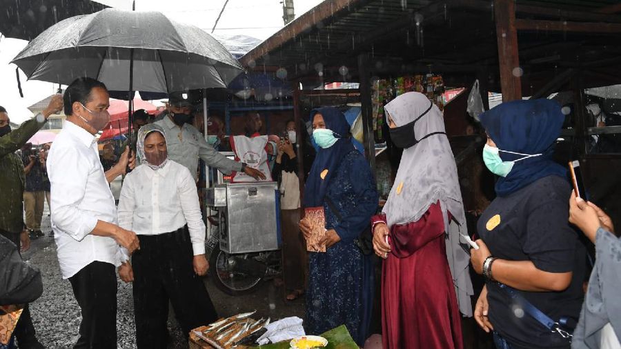 Presiden Joko Widodo beserta Ibu Negara Iriana Joko Widodo mengunjungi Pasar Kertek, Kabupaten Wonosobo, Provinsi Jawa Tengah, pada Selasa, 14 Desember 2021.  (Biro Pers Sekretariat Presiden/ Rusman)