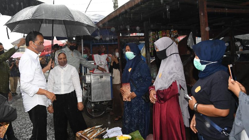 Presiden Joko Widodo beserta Ibu Negara Iriana Joko Widodo mengunjungi Pasar Kertek, Kabupaten Wonosobo, Provinsi Jawa Tengah, pada Selasa, 14 Desember 2021.  (Biro Pers Sekretariat Presiden/ Rusman)