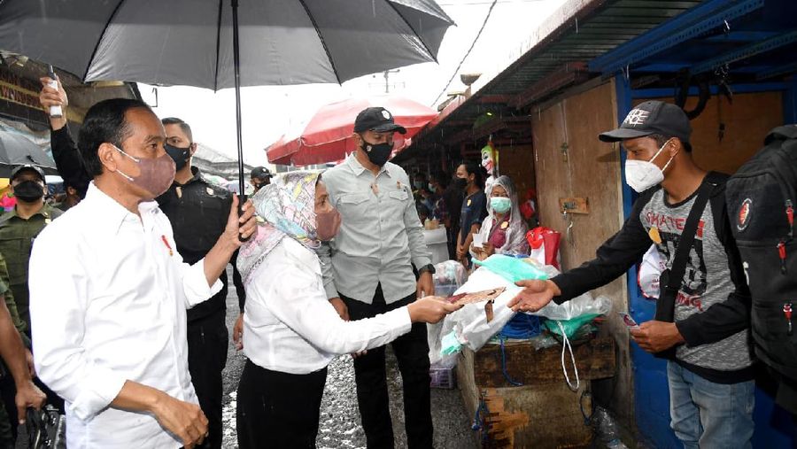 Presiden Joko Widodo beserta Ibu Negara Iriana Joko Widodo mengunjungi Pasar Kertek, Kabupaten Wonosobo, Provinsi Jawa Tengah, pada Selasa, 14 Desember 2021.  (Biro Pers Sekretariat Presiden/ Rusman)