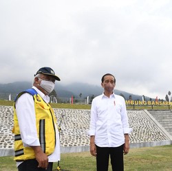 Jokowi Resmikan 'Penampung Aliran Sungai' Raksasa di Jateng