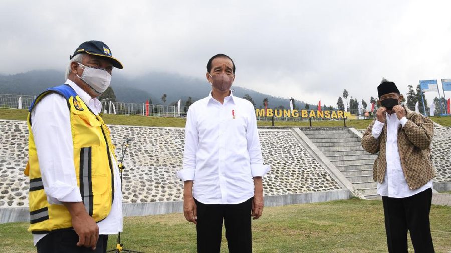 Presiden Joko Widodo meresmikan empat embung dalam kunjungan kerjanya ke Provinsi Jawa Tengah, pada Selasa, 14 Desember 2021. (Foto: BPMI Setpres/Rusman)
