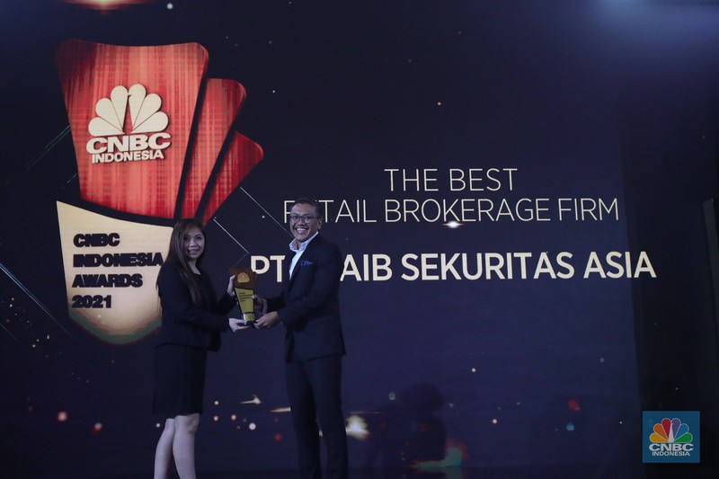 PT. Ajaib Sekuritas Asia terpilih menjadi pemenang penghargaan kategori The Best Retail Brokerage Firm dalam acara penghargaan CNBC Indonesia Award 2021. (CNBC Indonesia/ Tri Susilo)