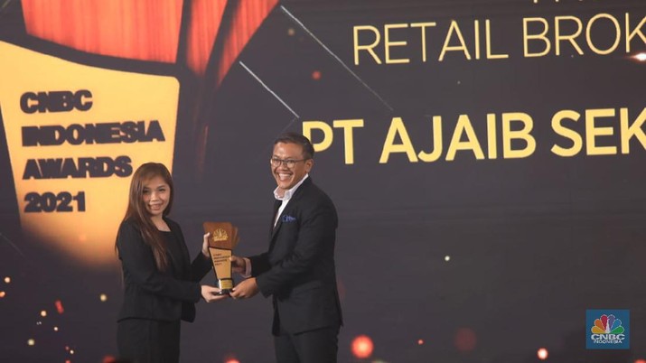 PT. Ajaib Sekuritas Asia terpilih menjadi pemenang penghargaan kategori The Best Retail Brokerage Firm dalam acara penghargaan CNBC Indonesia Award 2021. (CNBC Indonesia/ Muhammad Sabki)