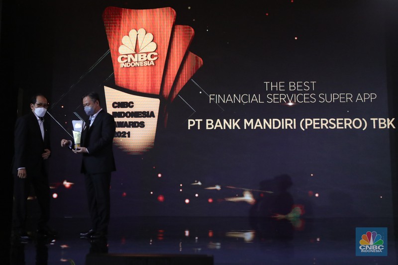 PT. Ajaib Sekuritas Asia terpilih menjadi pemenang penghargaan kategori The Best Retail Brokerage Firm dalam acara penghargaan CNBC Indonesia Award 2021. (CNBC Indonesia/ Tri Susilo)
