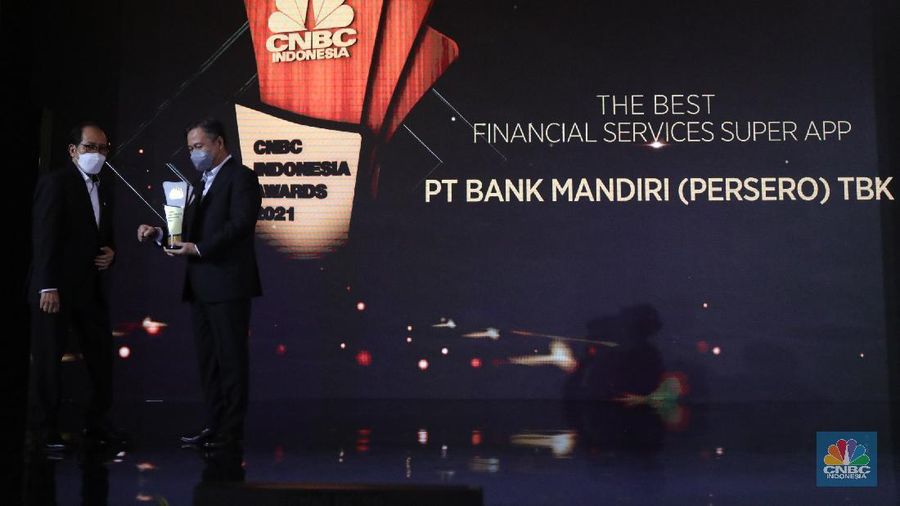 PT. Ajaib Sekuritas Asia terpilih menjadi pemenang penghargaan kategori The Best Retail Brokerage Firm dalam acara penghargaan CNBC Indonesia Award 2021. (CNBC Indonesia/ Tri Susilo)