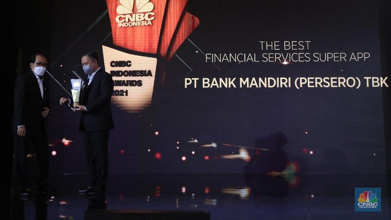 PT. Ajaib Sekuritas Asia terpilih menjadi pemenang penghargaan kategori The Best Retail Brokerage Firm dalam acara penghargaan CNBC Indonesia Award 2021. (CNBC Indonesia/ Tri Susilo)